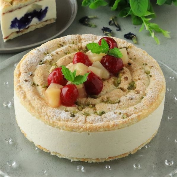 白桃ムースとバタフライピージュレのダコワーズケーキ