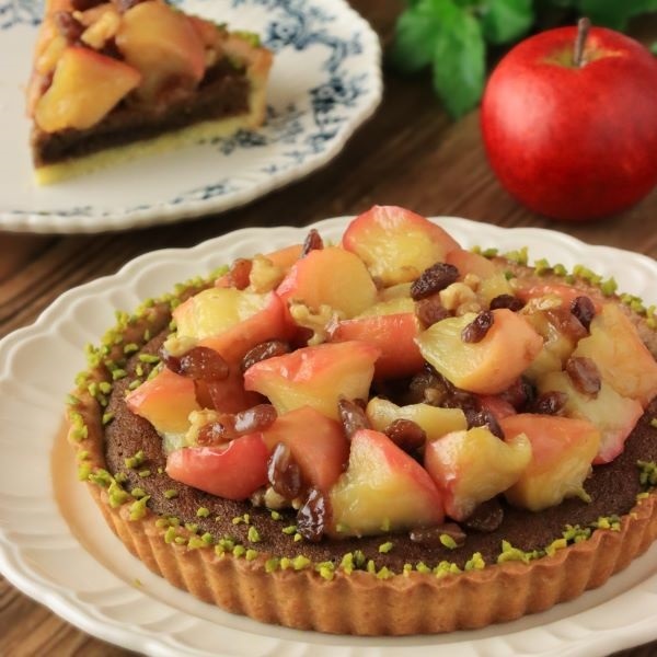 【秋めぐり対象】ごろごろ焼きリンゴとほうじ茶クリームのタルト