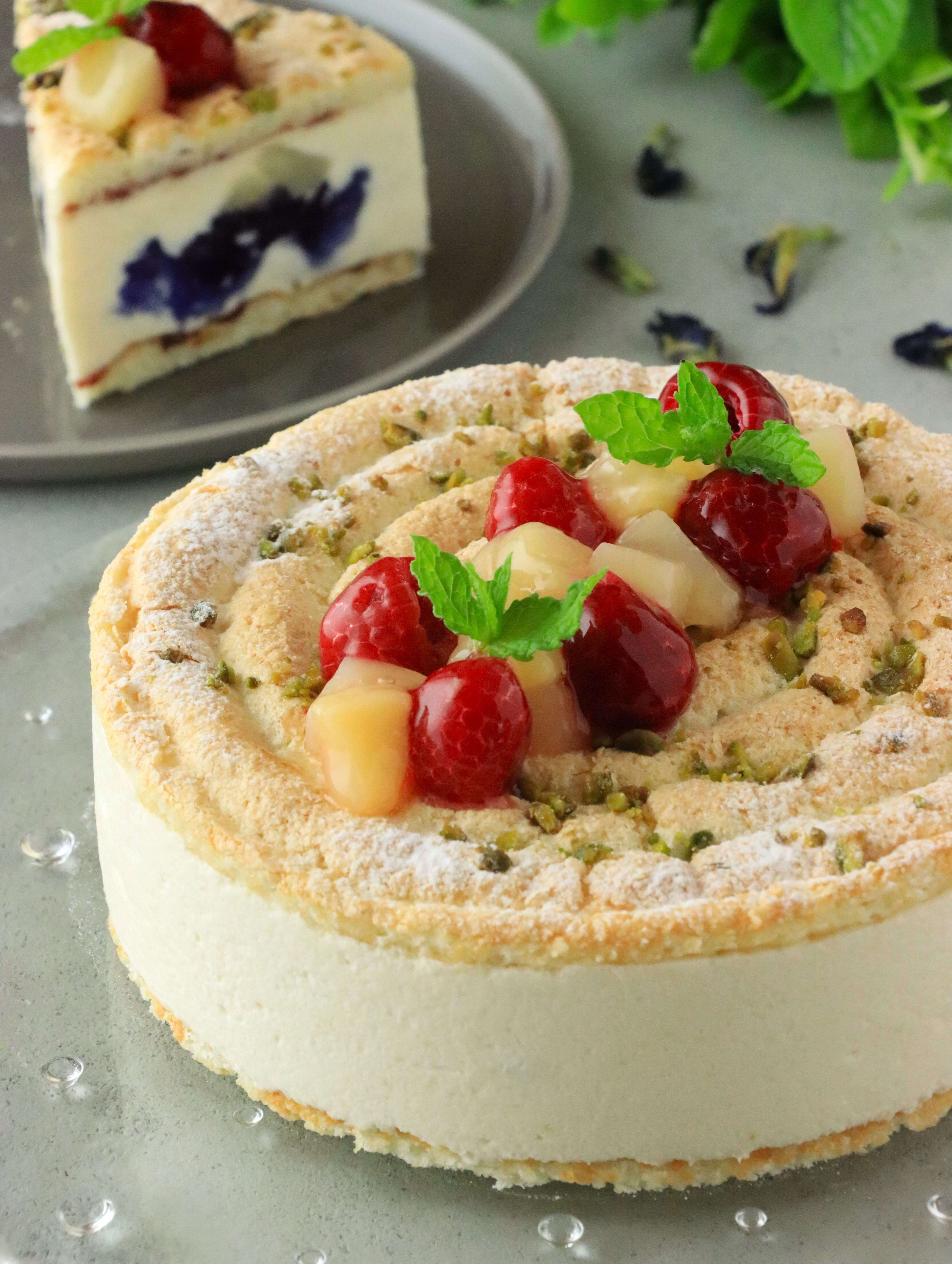 白桃ムースとバタフライピージュレのダコワーズケーキ