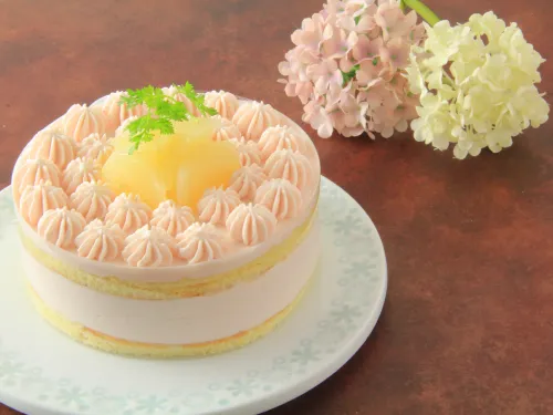 洋ナシと苺クリームのフルーティケーキ